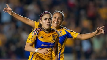 AME8592. MONTERREY (MÉXICO), 17/11/2024.- Lizbeth Ovalle de Tigres celebra un gol este domingo, en un partido correspondiente a la semifinal del Torneo Apertura 2024 de la Liga Femenil Mx, en el Estadio Universitario de Monterrey (México). EFE/ Miguel Sierra