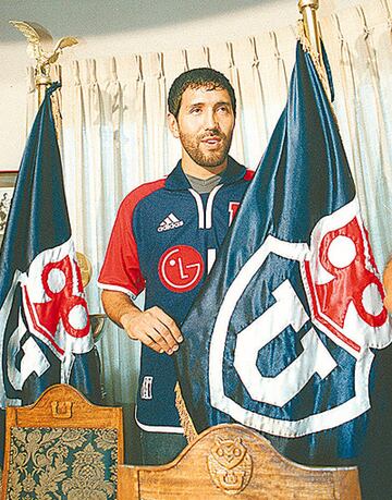 El retirado zaguero surgió en Antofagasta y alcanzó relevancia con Colo Colo, pero en su regreso actuó por Universidad de Chile.