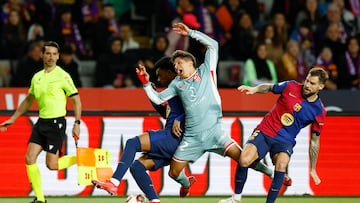 Soccer Football - Copa del Rey - Semi Final - First Leg - FC Barcelona v Atletico Madrid - Estadi Olimpic Lluis Companys, Barcelona, Spain - February 25, 2025 Atletico Madrid's Giuliano Simeone in action with FC Barcelona's Alejandro Balde and Inigo Martinez REUTERS/Albert Gea