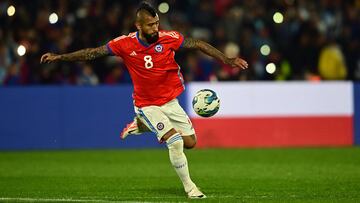 Chile's midfielder Arturo Vidal strikes the ball during the 2026 FIFA World Cup South American qualifiers football match between Uruguay and Chile, at the Centenario stadium in Montevideo, on September 8, 2023. (Photo by Pablo PORCIUNCULA / AFP)