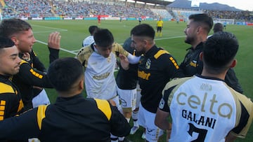 O’Higgins vs Coquimbo Unido,
campeonato 2025.
El jugador de Coquimbo Unido Matias Palavecino, centro, celebra su gol contra O’Higgins durante el partido de primera division disputado en el Estadio Codelco El Teniente de Rancagua, Chile.
26/10/2025
Jorge Loyola/Photosport
O’Higgins vs Coquimbo Unido, 2025 First division league
Coquimbo Unido player Matias Palavecino, center, celebrates his goal against O’Higgins during the first division match at the Codelco El Teniente stadium in Rancagua, Chile.
26/10/2025
Jorge Loyola/Photosport