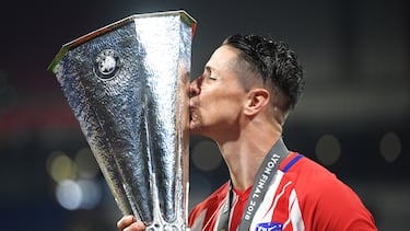 Fernando Torres besa la Europa League ganada con el Atlético en 2018.