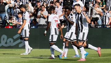 Los jugadores del Castellón celebran un gol.