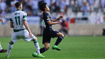 Omonia's English striker Brandon Barker (L) vies for the ball with Real Sociedad's Japanese forward Takefusa Kubo during the UEFA Europa League group E football match between Cyprus' Omonia Nicosia and Spain's Real Sociedad at GSP stadium in the capital Nicosia on October 6, 2022. (Photo by AFP)