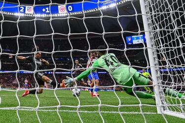 Antoine Griezmann anotó el 3-0 y el gol 200 con el Atlético. El Metroplitano puesto en pie para homenajear a su ídolo, que mostró una camiseta con el dorsal 200. Una noche que, de momento, es un sueño en el estadio rojiblanco.