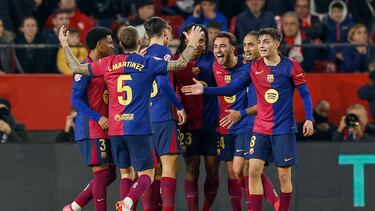 SEVILLA, 09/02/2025.- Los jugadores del Barcelona celebran el cuarto gol ante el Sevilla, durante el partido de LaLiga de fútbol que Sevilla FC y FC Barcelona han disputado este domingo en el estadio Ramón Sánchez-Pizjuán. EFE/Julio Muñoz