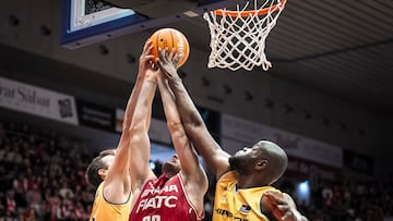 GIRONA, 28/12/2025.- Los jugadores del Hiopos Lleida John Shurna (i) y Atoumane Diagne (d) intentan taponar al jugador del Bàsquet Girona Sergi Martínez durante el partido de la jornada 12 de la Liga Endesa de baloncesto disputado este domingo en el Pabellón de Fontajau de Girona. EFE/David Borrat