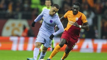 El estadounidense sali&oacute; lesionado al minuto 55 del encuentro entre el Galatasaray y el Barcelona en los octavos de final de vuelta de la Europa League.