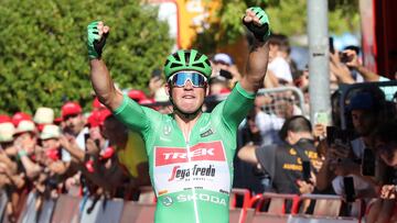 El ciclista danés Mads Pedersen celebra su victoria en la decimonovena etapa de la Vuelta a España 2022 en Talavera de la Reina.