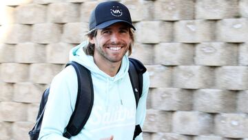 Aarón Ñíguez llega al Estadio Ciudad de Málaga en su primer entrenamiento con el equipo malacitano.