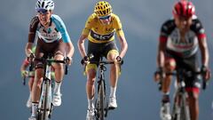 Romain Bardet y Chris Froome luchan por la tercera plaza en la etapa del Izoard, detr&aacute;s de Darwin Atapuma.