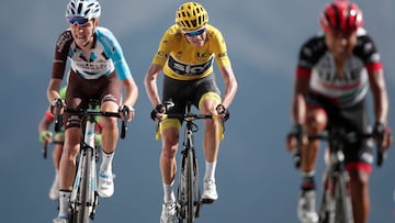 Romain Bardet y Chris Froome luchan por la tercera plaza en la etapa del Izoard, detr&aacute;s de Darwin Atapuma.