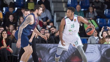 Unicaja agita la crisis del Barça y desata la pañolada en el Palau