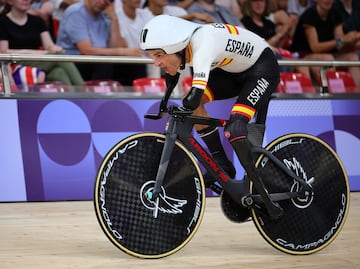 El ciclista valenciano Ricardo Ten dio a España su primer metal de los Juegos Paralímpicos de París 2024 al conseguir el bronce en la prueba de persecución individual en pista celebrada este jueves en el velódromo de Saint-Quentin en Yvelines. En la carrera por la tercera y cuarta posición, el español se midió al alemán Pierre Senska, al que superó completando los 3.000 metros de la prueba con un tiempo de 3’45”152, frente a los 3’50”926 del germano, lo que le valió su novena medalla paralímpica y la primera para la delegación nacional en París 2024.