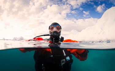 El buceo bajo el hielo es una modalidad extrema del buceo que consiste en sumergirse en aguas completamente cubiertas por una capa de hielo, dejando solo un orificio de entrada y salida. Se practica como actividad deportiva, técnica y de exploración, y requiere formación específica.
