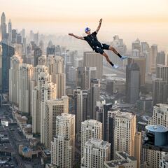 Combo inédito en Dubái: piscina infinita, wakesurf y salto BASE