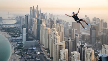 Brian Grub saltando al vacío desde la piscina infinita de Adress Beach Resort en Dubái, Emiratos Árabes Unidos, el 29 de noviembre del 2023, durante el proyecto WakeBASE.