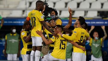 Ecuador&#039;s Ayrton Preciado (C) celebrates with teammates after scoring against Venezuela during their Conmebol Copa America 2021 football tournament group phase match at the Nilton Santos Stadium in Rio de Janeiro, Brazil, on June 20, 2021. (Photo by 