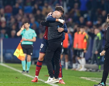 Esp se funde en un abrazo con Calero tras su gol contra el Burgos.