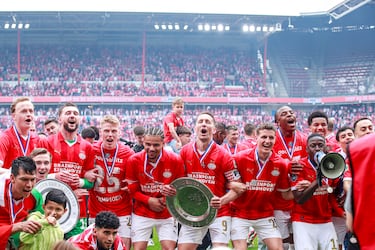 El PSV Eindhoven revalidó el título de campeón de la Liga holandesa de fútbol, que ganó por vigésima vez desde que se denomina Eredivisie. El conjunto que dirige el exbarcelonista Phillip Cocu terminó con 84 puntos, dos más que el Ajax.