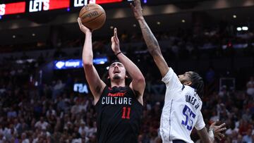 Jaime Jáquez intenta una canasta ante Derrick Jones Jr. en partido entre Dallas Mavericks y Miami Heat en la NBA 2023-2024.