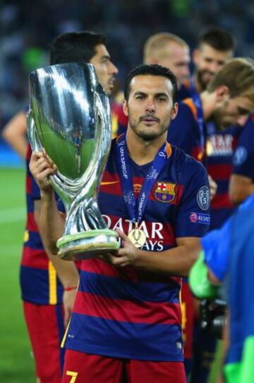 Pedro con la copa de la Supercopa de Europa.