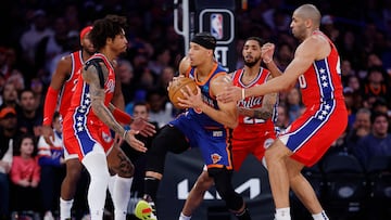 Josh Hart, alero de los Knicks, rodeado por cuatro defensores de los Sixers.