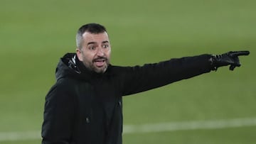 Granada&#039;s head coach Diego Martinez gives directions to his players during the Spanish La Liga soccer match between Real Madrid and Granada at the Alfredo Di Stefano stadium in Madrid, Spain, Wednesday, Dec. 23, 2020. (AP Photo/Bernat Armangue)