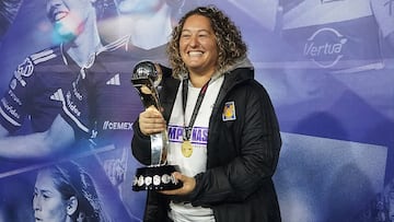 Mila Martínez, con el trofeo del Apertura de la Liga mexicana femenina.