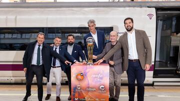 MÁLAGA, 11/02/2024.- El presidente de la ACB, Antonio Martín (3d), el secretario general de deportes de la Junta de Andalucía, José María Arrabal (3i), el alcalde de Málaga, Francisco de la Torre (2d) y el concejal de deportes del ayuntamiento de Málaga, Borja Vivas (d) posan con el trofeo de la Copa del Rey de baloncesto a su llegada este domingo a la estación María Zambrano de Málaga. EFE/Carlos Díaz.