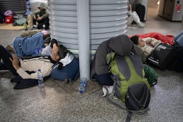 Decenas de personas esperan en la estación de Atocha-Almudena Grandes, a 29 de abril de 2025, en Madrid (España).