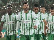 Cardona, Tesillo, Hinestroza y más jugadores de Nacional antes de un partido de Liga BetPlay.