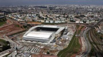 Una vista aérea de la zona en la que una grúa se derrumbó, en el estadio Arena de Sao Paulo, conocido como "Itaquerao", que albergará el primer partido de fútbol de la Copa del Mundo de 2014, en Sao Paulo. Dos trabajadores murieron el miércoles cuando una grúa se desplomó en el estadio anfitrión del partido inaugural de la Copa Mundial de fútbol del próximo año.