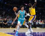 El show de LaMelo con el que sepultó a los Lakers en casa