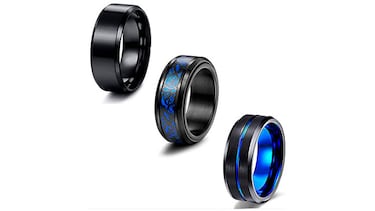 Tenemos un juego de anillos de acero inoxidable para hombre en tres diseños distintos