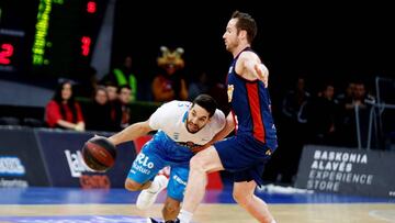 GRAF6482. VITORIA, 27/01/2019.- El base brasileño del Kirolbet Baskonia Marcelinho Huertas (d) presiona al base del Monbus Obradoiro CAB Pepe Pozas durante el partido correspondiente a la 18 jornada de la Liga Endesa de baloncesto disputado este domingo en el pabellón Fernando Buesa de Vitoria. EFE/David Aguilar. EFE/David Aguilar