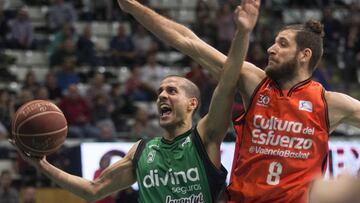 GRA349. BADALONA (BARCELONA), 19/11/2016.- El base del Divina Joventut Albert Sàbat (i) entra a canasta ante el base francés del Valencia Basquet Antoine Diot (d) durante el partido de la novena jornada de la liga ACB Endesa disputado esta tarde en el Olimpico de Badalona. EFE/Quique García