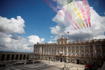El equipo acrobático 'Patrulla Águila' de la Fuerza Aérea y Espacial Española pasa por el Palacio Real durante las conmemoraciones del décimo aniversario de la proclamación del Rey Felipe VI de España, en Madrid.