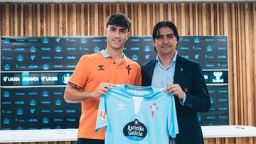 El defensa Javier Rodríguez posa junto al director de fútbol Marco Garcés tras ampliar su vinculación con el Celta.