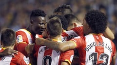 Los jugadores del Girona celebran el gol de Juanpe, el tercer gol del equipo frente al Celta de Vigo, en el partido de la 7&ordf; jornada de Liga de Primera Divisi&oacute;n disputado esta noche en el estadio de Bala&iacute;dos, en Vigo.