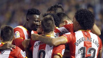Los jugadores del Girona celebran el gol de Juanpe, el tercer gol del equipo frente al Celta de Vigo, en el partido de la 7ª jornada de Liga de Primera División disputado esta noche en el estadio de Balaídos, en Vigo.