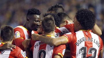 Los jugadores del Girona celebran el gol de Juanpe, el tercer gol del equipo frente al Celta de Vigo, en el partido de la 7&ordf; jornada de Liga de Primera Divisi&oacute;n disputado esta noche en el estadio de Bala&iacute;dos, en Vigo.