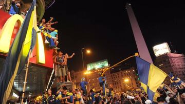 Seguidores de Boca Juniors celebran el título en el Obelisco.