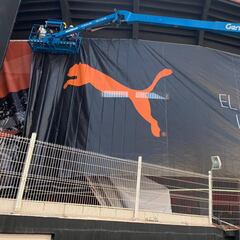 El Valencia ya viste de Puma la fachada del estadio de Mestalla