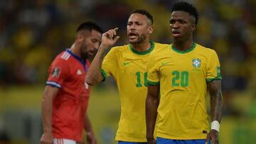 Brazil's Neymar gestures next to Brazil's Vinicius Junior (R) during their South American qualification football match against Chile for the FIFA World Cup Qatar 2022 at Maracana Stadium in Rio de Janeiro, Brazil, on March 24, 2022. (Photo by CARL DE SOUZA / AFP) (Photo by CARL DE SOUZA/AFP via Getty Images)