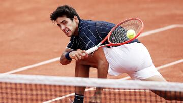 Paris (France), 26/05/2022.- Cristian Garin of Chile in action in the men's second round match against Ilya Ivashka of Belarus during the French Open tennis tournament at Roland ?Garros in Paris, France, 26 May 2022. (Tenis, Abierto, Abierto, Bielorrusia, Francia) EFE/EPA/MOHAMMED BADRA
