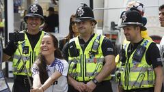 Ambiente de fiesta en las calles de Cardiff
