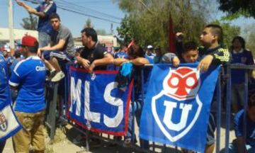 Los hinchas dieron su apoyo al plantel de la U en la previa del Clásico Universitario.