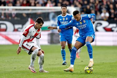 El defensa rumano de la Franja cumplió con nota la asignatura de cubrir a Vinicius. Vio una tarje muy pronto, pero se mantuvo firme y frenó al brasileño. 