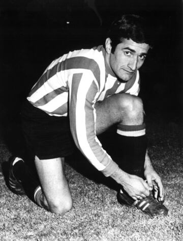 Desarroll¨® su carrera, principalmente, en Estudiantes de la Plata. En el equipo argentino se gan¨® el apodo de "La bruja" gracias a su habilidad con el bal¨®n y su capacidad goleadora. Un total de 324 partidos y 90 goles con Estudiantes en tres diferentes ¨¦pocas, levantando hasta tres Copas Libertadores.
